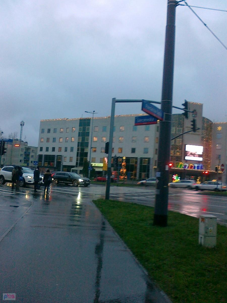 Przy ratuszu widać choinkę, tym razem świecącą