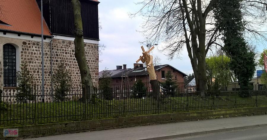 Przy kościele w Mierzynie oryginalna figura.