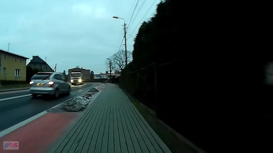 Resztki śniegu leżące na DDRce