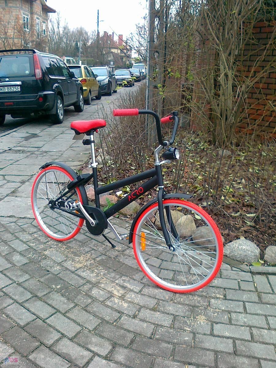 Na skrzyżowaniu bocznych uliczek już kilka razy widziałam ten rower. Stoi bez opieki, sprawia wrażenie, że również bez zapięcia. Może ktoś przyjeżdża do pracy , bo trudno przypuszczać, że o nim zapomniał