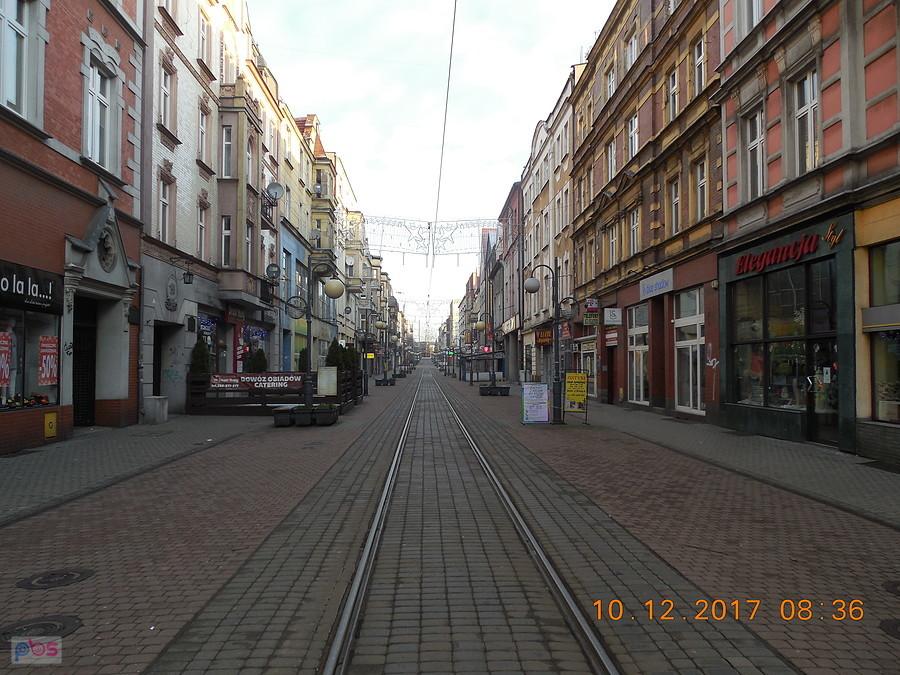 ulica Wolności w niedzielny poranek prawie całkiem pusta