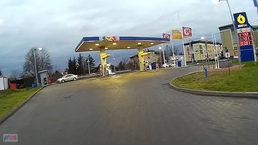Flagi opuszczone do połowy masztu, to chyba reakcja na rekonstrukcję rządu