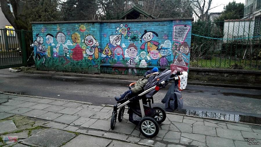 Kolorowy mural z postaciami dzieci