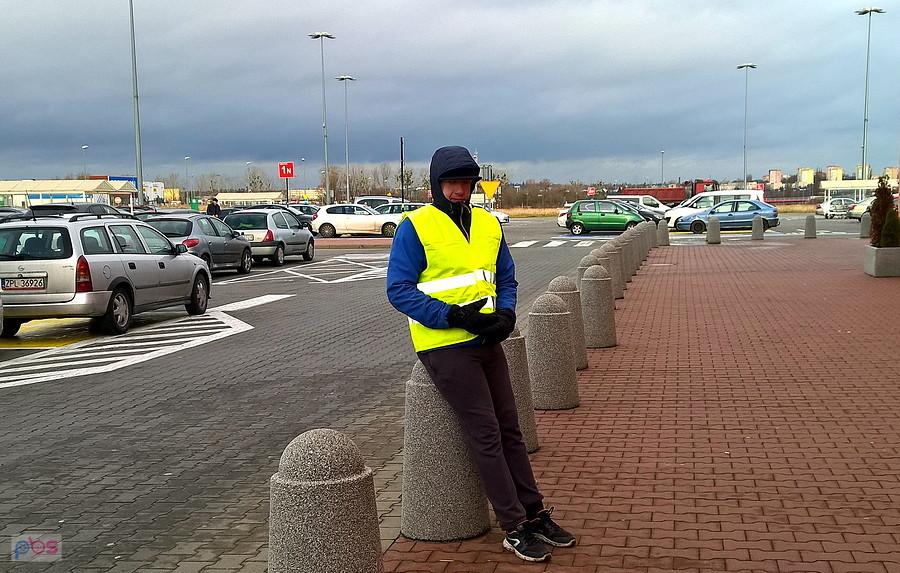 Kuba pod Auchan w świeżo kupionej kamizelce ochronnej.