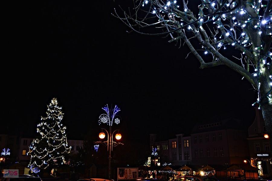 Rynek Krapkowice z choinką Bożonarodzeniową.