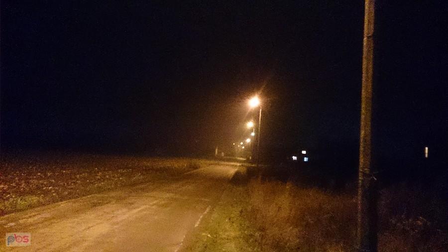 Lokalna oświetlona ulica