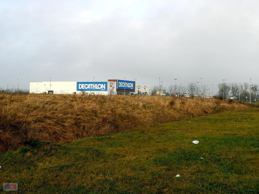 Decathlon 20 grudnia 17 r. jeszcze we mgle.