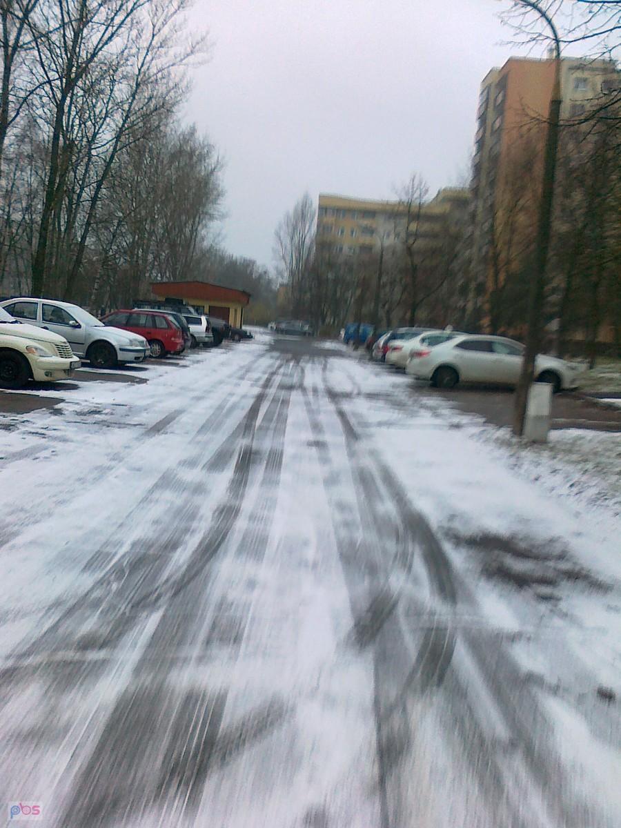 Na uliczce osiedlowej biało