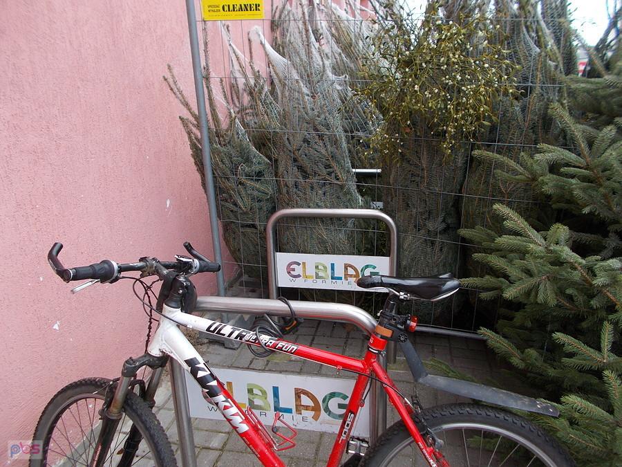 Tiry na tory, a choinki na stojaki rowerowe