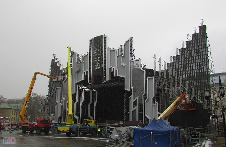 Przygotowania do warszawskiego sylwestra - budowa sceny