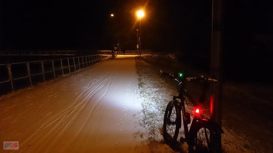 Biała ścieżka rowerowa