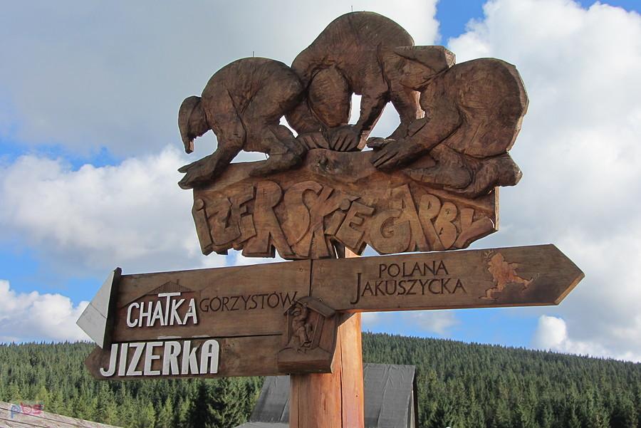 Drogowskaz obok Schroniska Orle