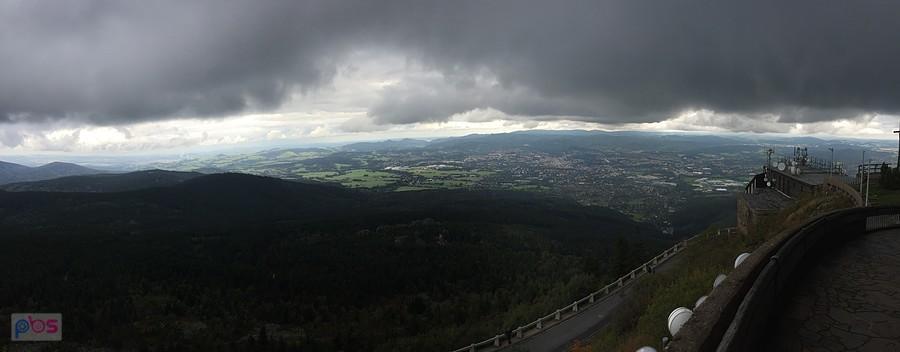 Panorama z góry Jested w deszczu.