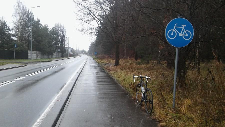 Warunki dziś mokre. Na tej rowerówce świństwa z jezdni spływają wiadomo gdzie