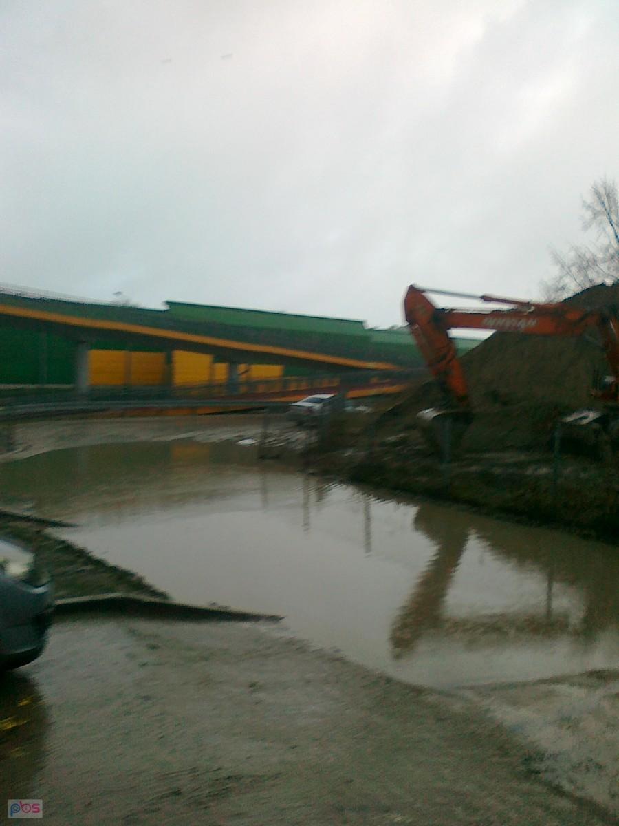 Jeziorko na drodze