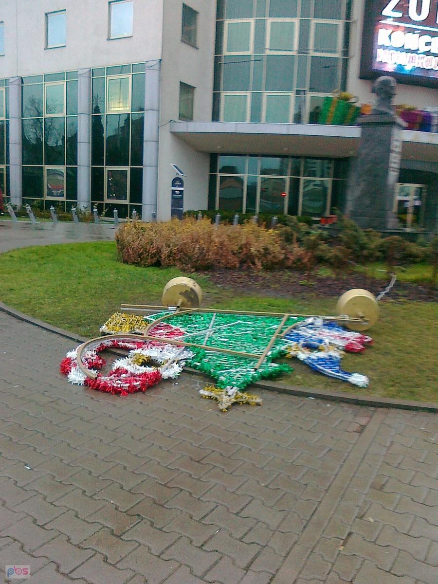 A wiało tak mocno, że przewróciło świąteczną dekorację.. Pewnie, co to za Boże Narodzenie, na dworze deszcz i +8