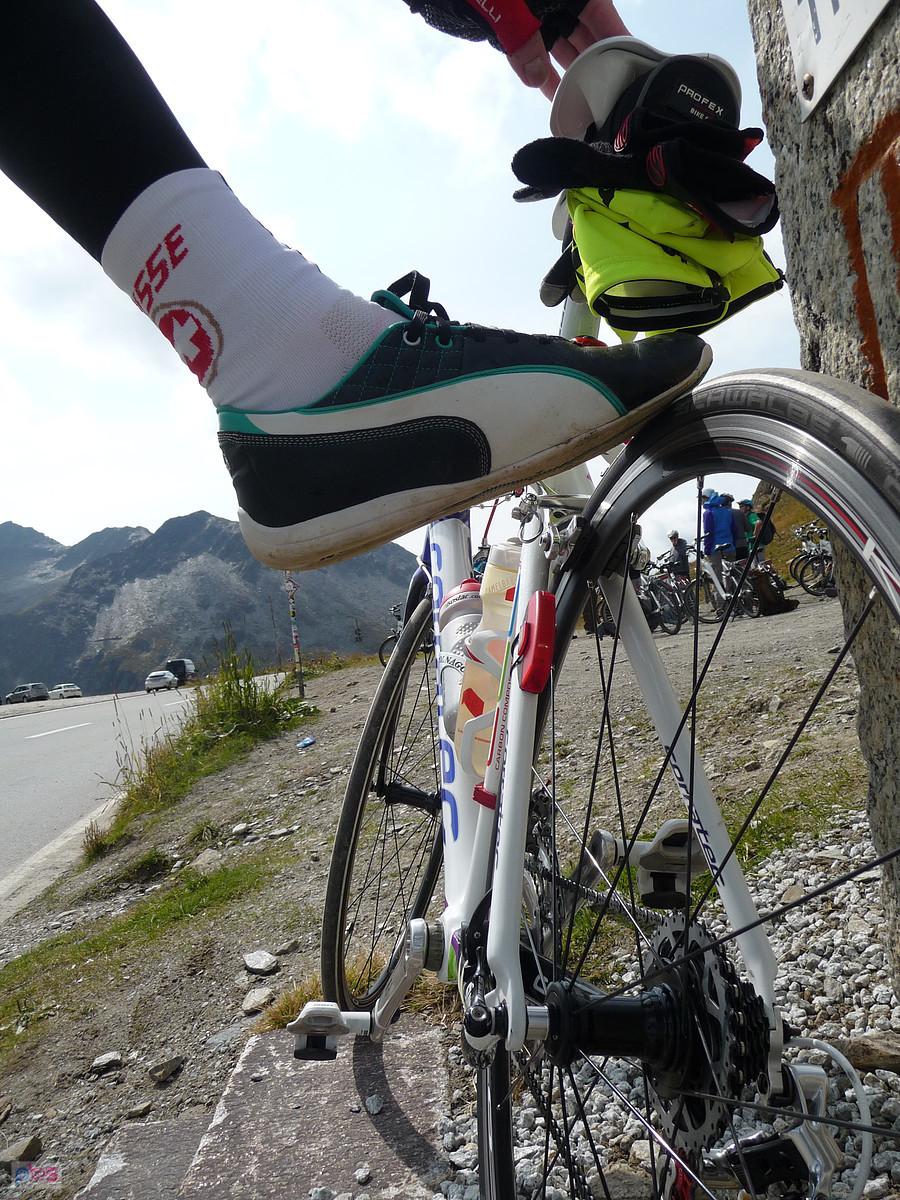 W Sneakersach na przełęcz Furkapass