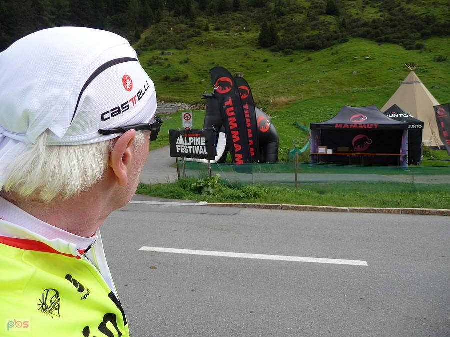 W Sneakersach na przełęcz Furkapass