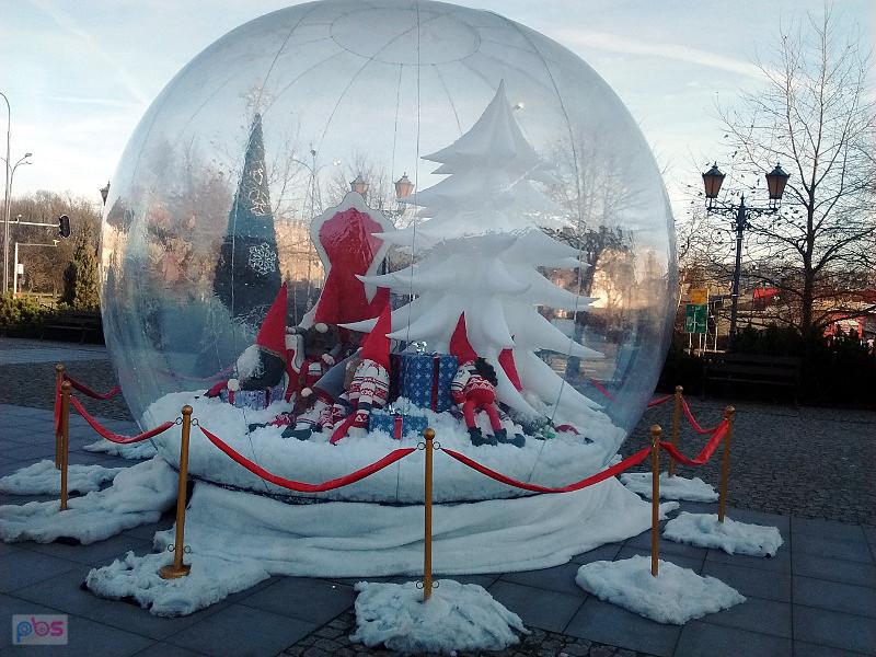 Kula śnieżna z bożonarodzeniowymi figurkami