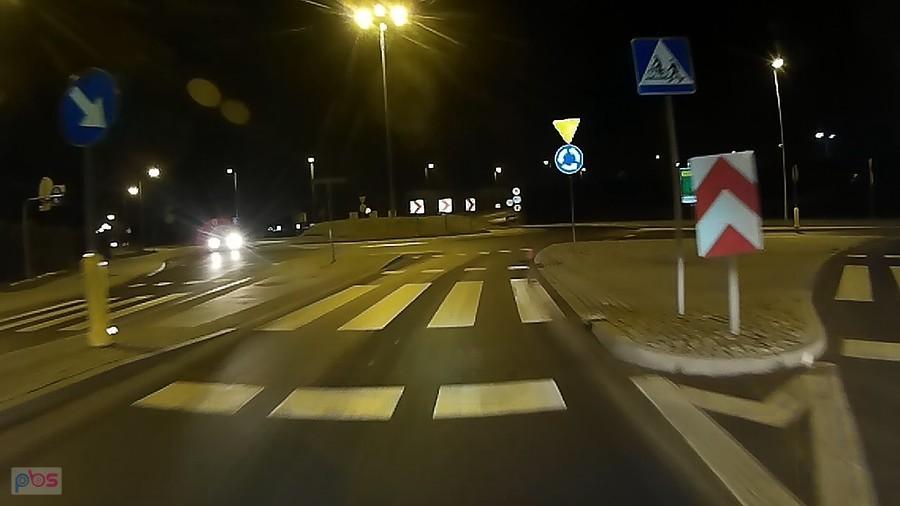 Jest kompletnie ciemno gdy ruszam do domu