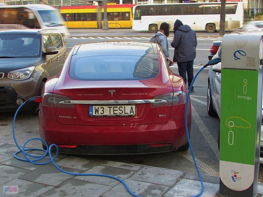 Tesla ładuje baterię