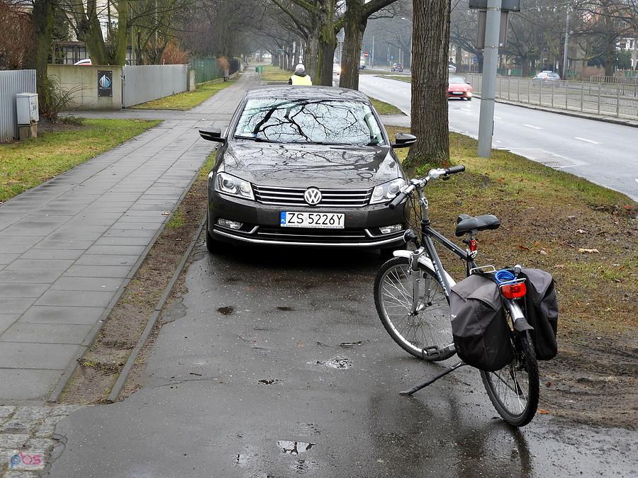 Rowerowa ścieżka na Alei Wojska Polskiego o poranku.