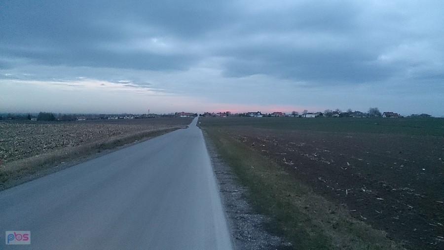 Prosta lokalna droga w Kazimierzówce