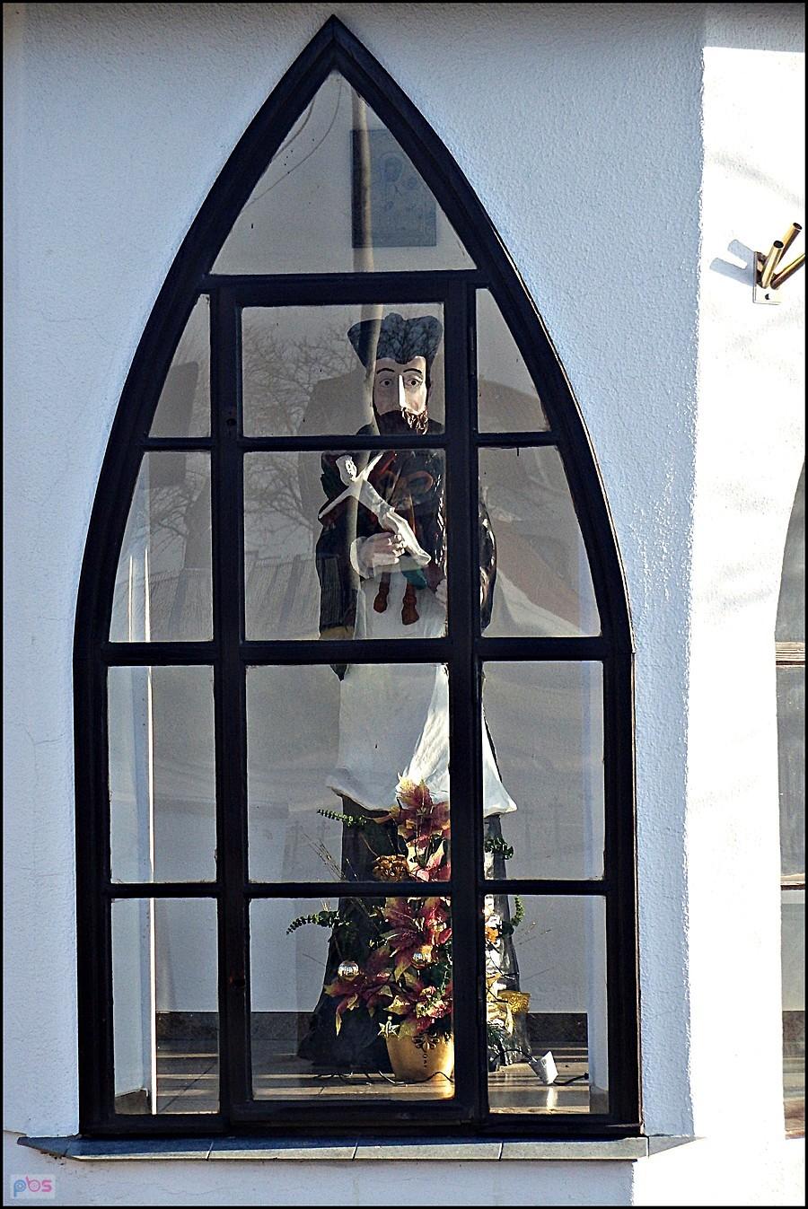 Drewniana figura św. Jana Nepomucena