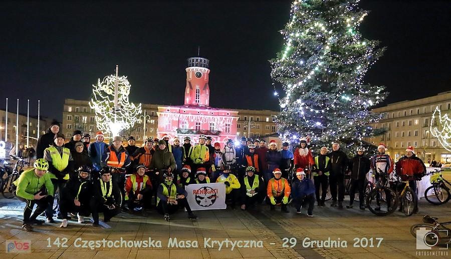Pamiątkowa fotka uczestników 142 Częstochowskiej Masy Krytycznej.