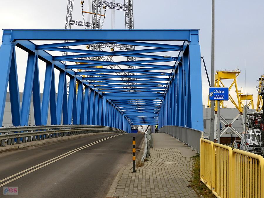 Kolorowy most nad Odrą.