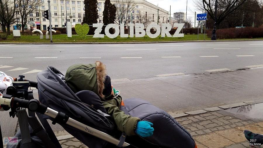Dziecko w wózku na spacerze w Żoliborzu