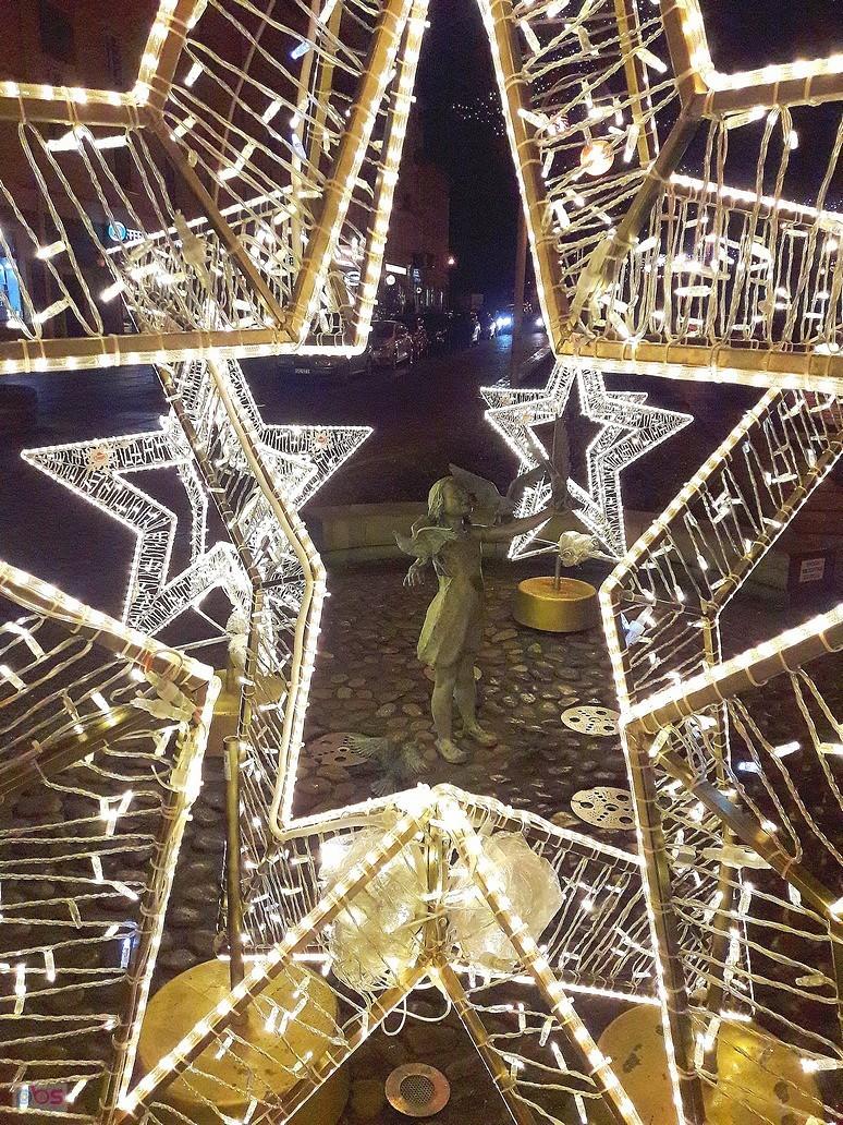 Fontanna "Dziewczynka z gołębiami" w świątecznym wystroju.