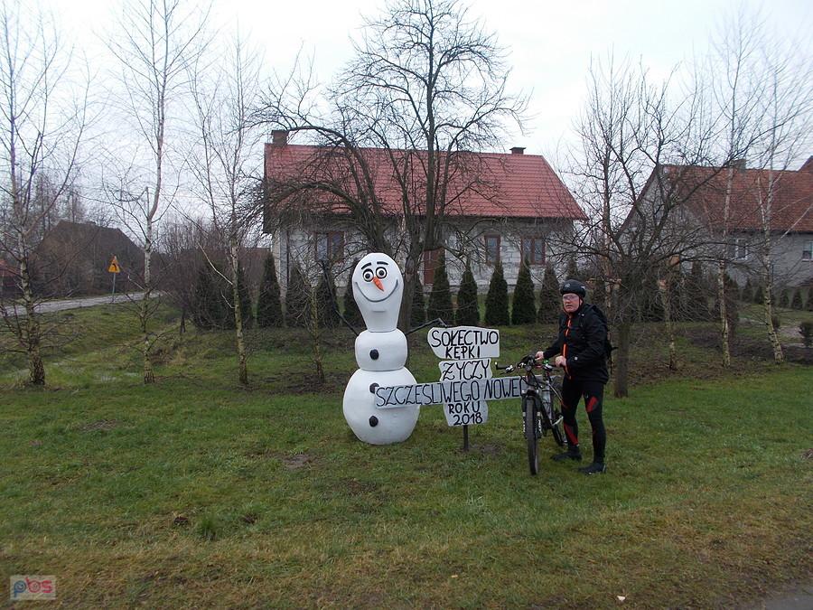 Krzywy przy nieanonimowym sołeckim bałwanku