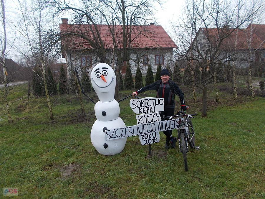 Darecki przy nieanonimowym sołeckim bałwanku