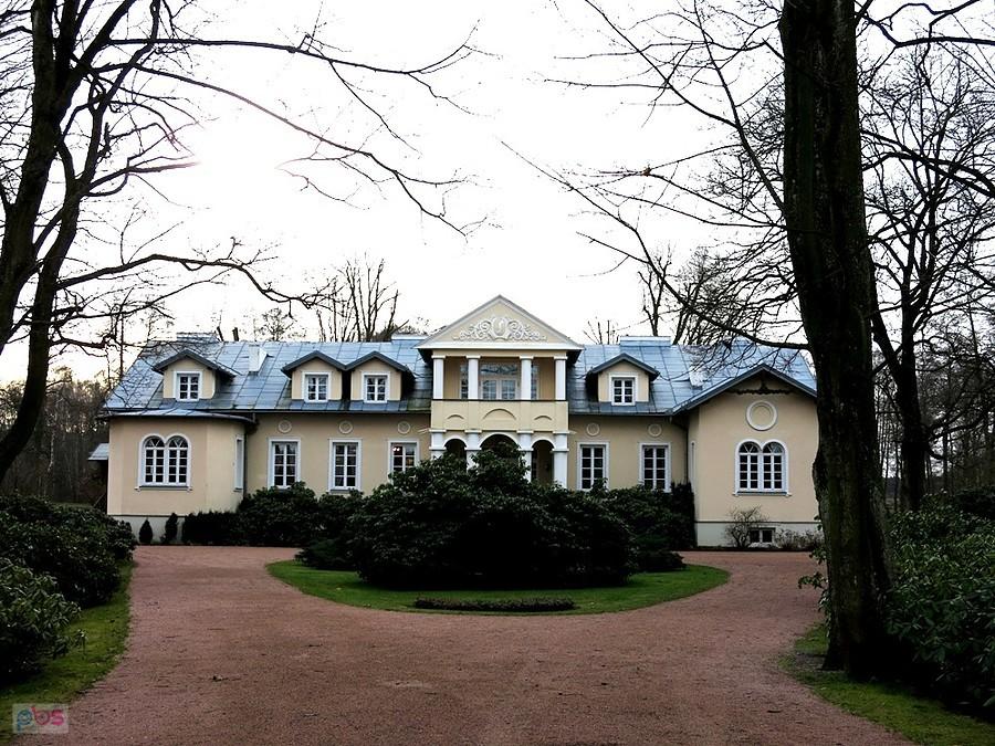 Dwór w Starych Bylinach, a przed nim niekwitnące jeszcze różaneczniki :)