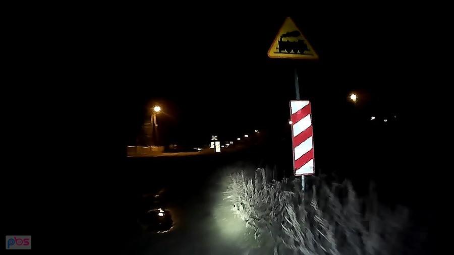 Co mnie podkusiło by pojechać terenem ;), na szczęście już widać cywilizację