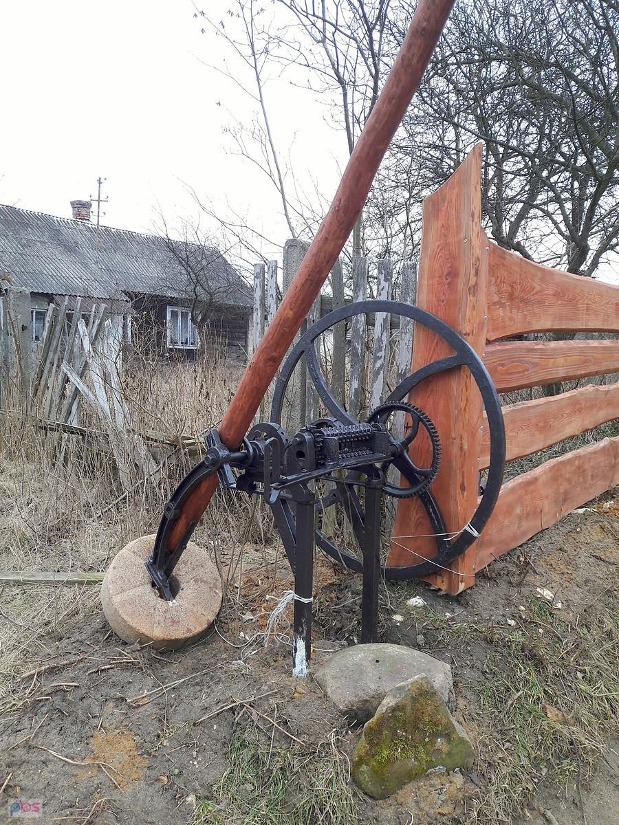 Oryginalny mechanizm podnoszenia szlabanu w Pabianicach.