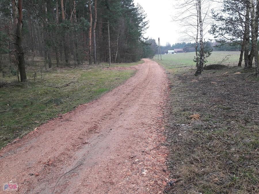Czerwony pieszy wysypany ceglanym tłuczniem...
