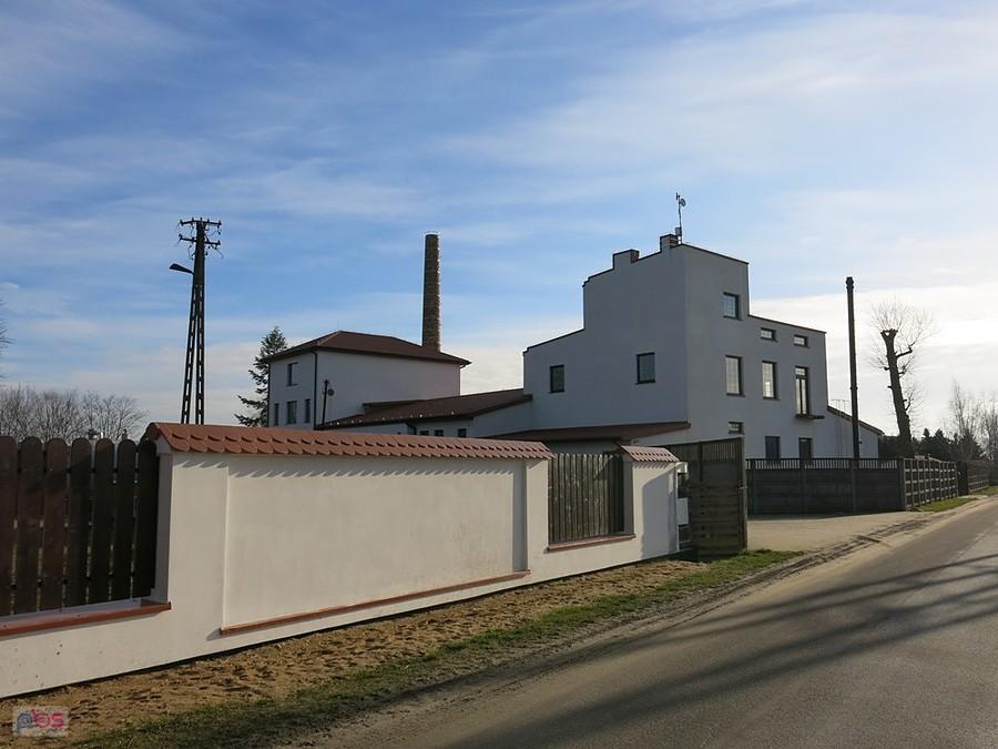 Żeromin - pozostalości starej gorzelni - ktoś ten budynek odświeżył, coś się w nim dzieje