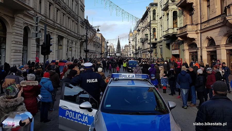 Ludzie zbierający się w okolicy pl. Wolności w Łodzi przed Orszakiem Trzech Króli