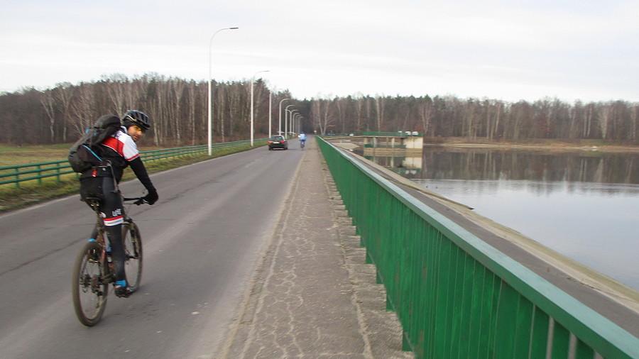 Wracamy przez tamę na Zbiorniku Szałe
