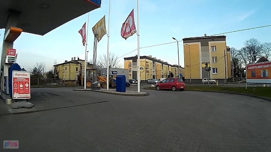 Co oznaczają flagi opuszczone do połowy na stacji benzynowej? "Chrzczone" paliwo?