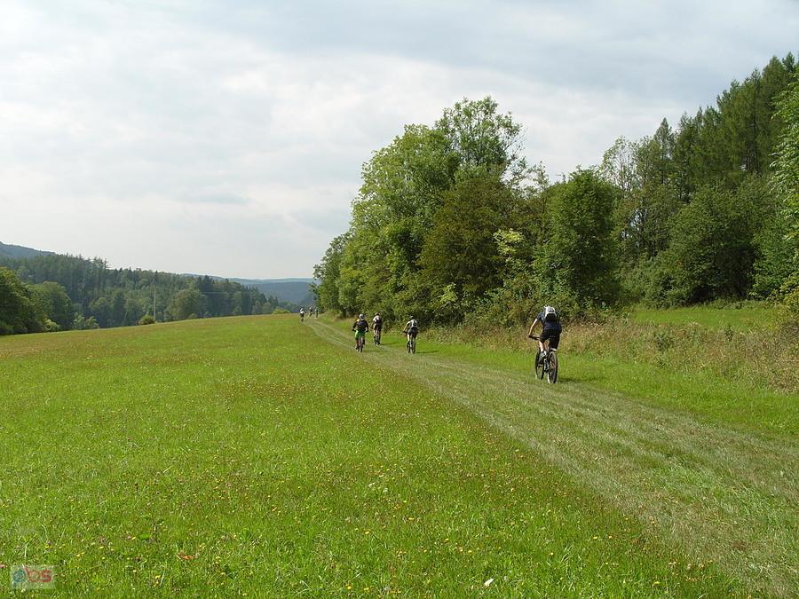 Pogoń grupy przez łąki Machowskie w stronę chłodnych napoi
