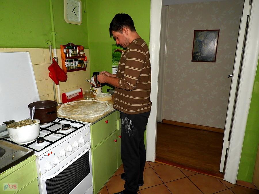 Mój osobisty mistrz kulinarny przygotowuje pierogi.