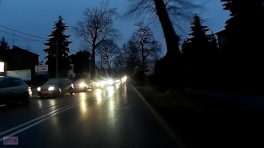 Drogi wilgotne, przy +1 może być ślisko