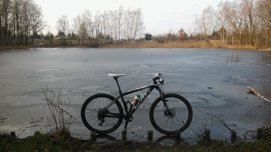 Nareszcie jakaś zimowa temperaturka. Lód nie pękł pod naporem 11 kg górala :)