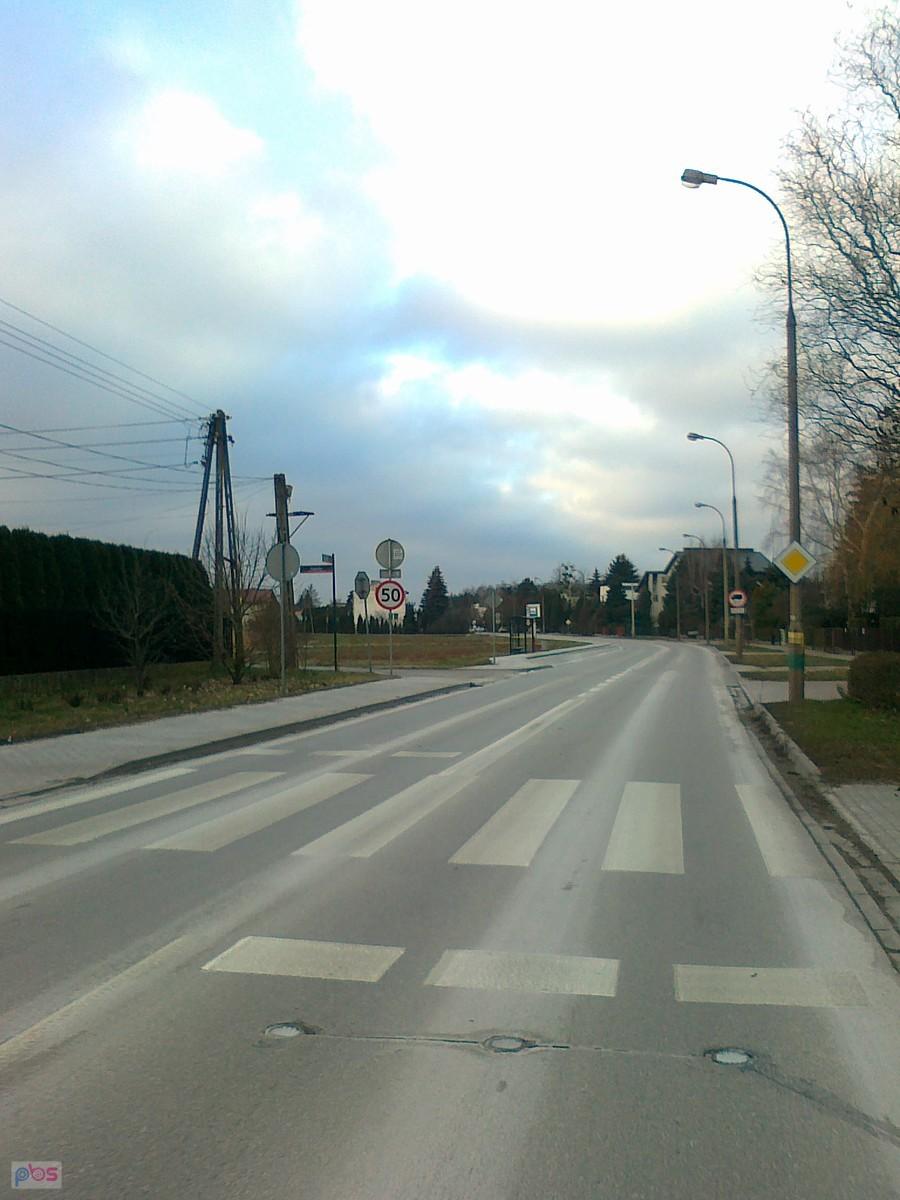 Asfalt aż pojaśniał, jest mroźny suchy dzień