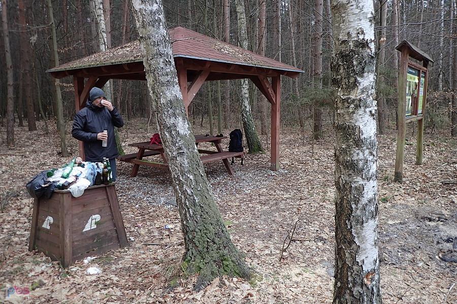 Punkt postojowy na "Szlaku Brdy", gdzieś między Rynkowem a Smukałą