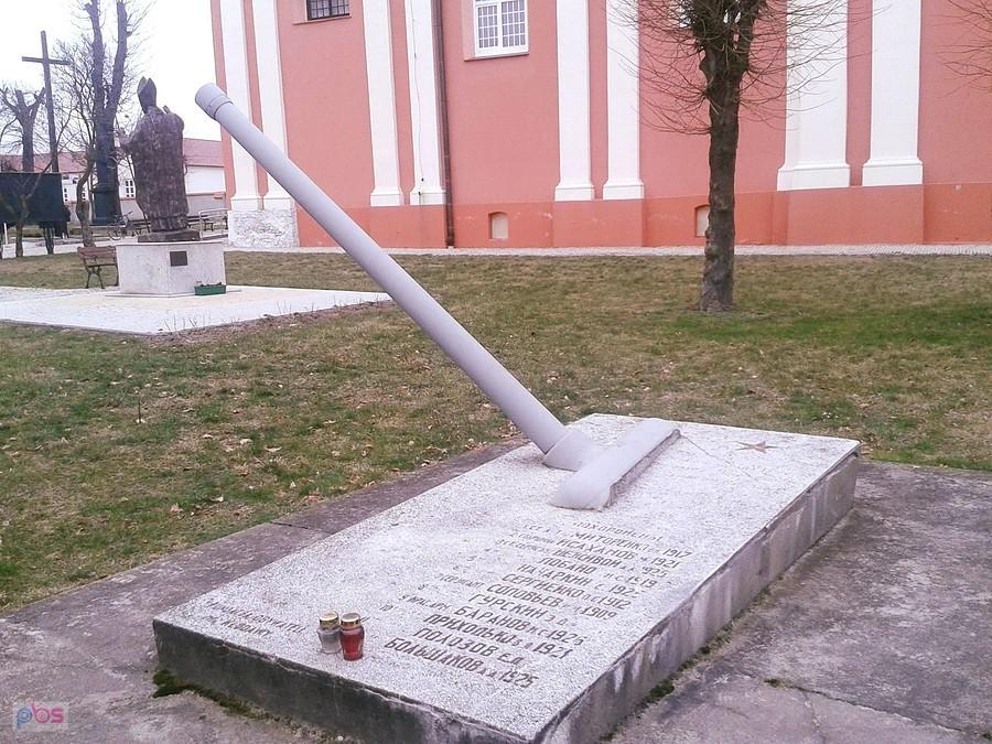 Pomnik upamiętniający śmierć żołnierzy Armii Radzieckiej - lufa czołgu trafionego granatem