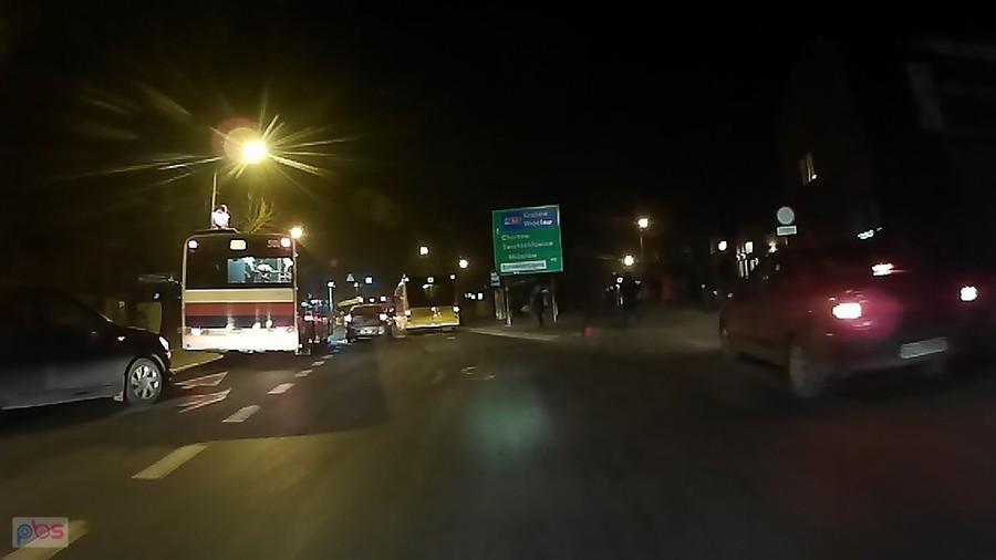W ciągu chwili zrobił się cyrk... masa samochodów, połowa trąbi...